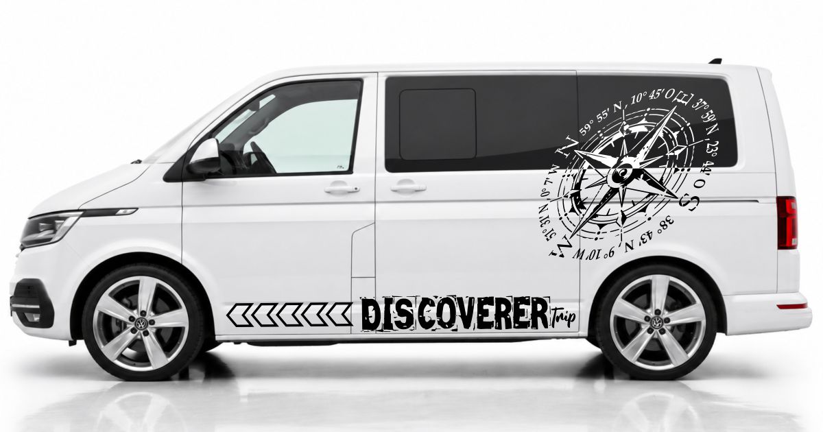 Campervan Tuning in Schwarz und Weiss auf einem weißen VW T6