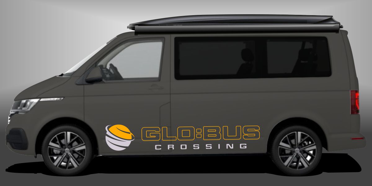 Campingbus Aufkleber als sportliches und attraktives Car-Tatoo in Dunkelgelb und Silber auf dunkelgrauem VW T6