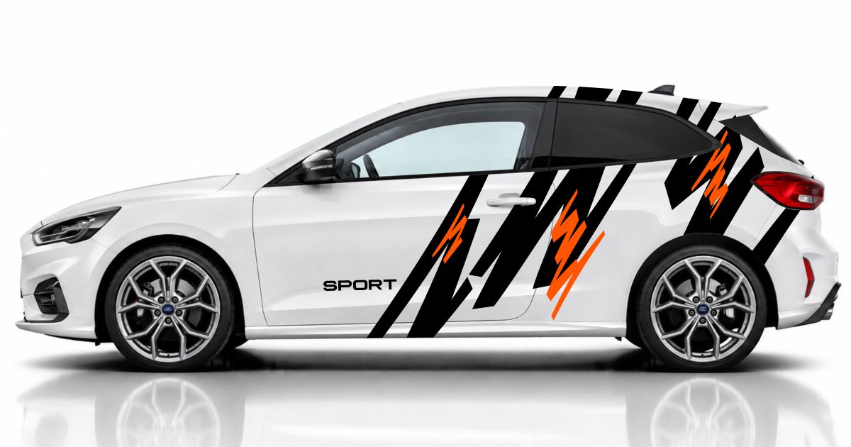 Car Tuning in Schwarz und Orange auf einem weißen Ford Focus