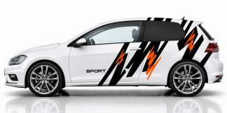 Car Tuning in Schwarz und Orange auf einem weißen VW Golf 7