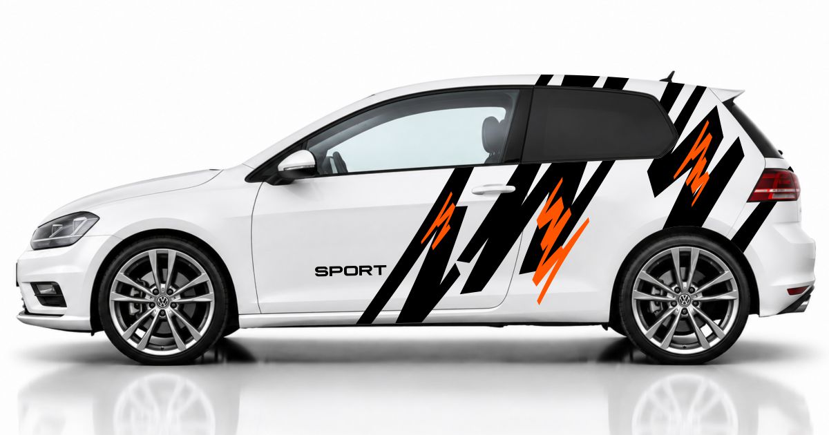 Car Tuning in Schwarz und Orange auf einem weißen VW Golf 7