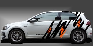 Car Tuning als sportlicher und ausgefallener Autostreifen in Schwarz und Orange auf weißem VW Golf 7