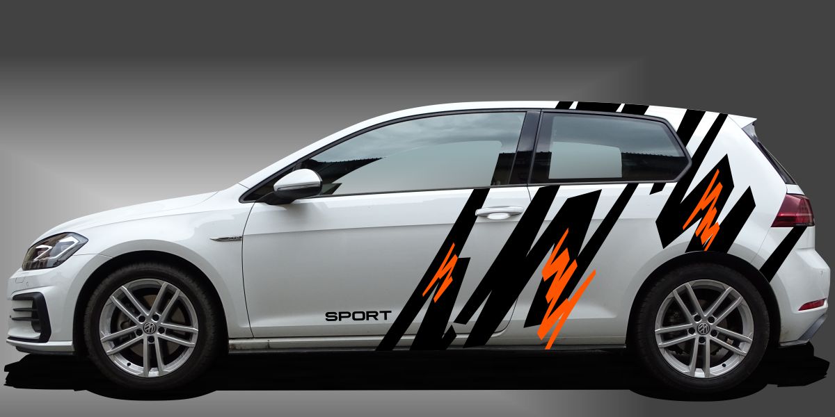 Car Tuning als sportlicher und ausgefallener Autostreifen in Schwarz und Orange auf weißem VW Golf 7