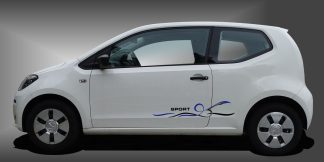 coole Sticker am Auto in Schwarz und Blau auf weißem VW UP