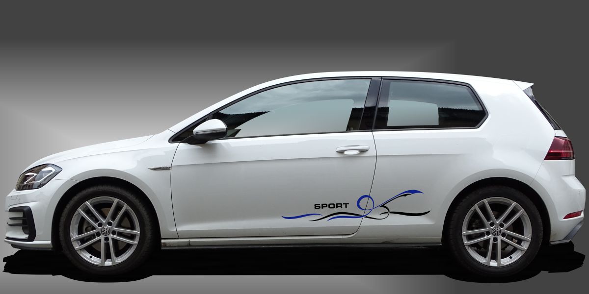 coole Sticker Auto in Schwarz und Blau auf weißem VW Golf 7