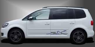 coole Tattoos Auto in Schwarz und Blau auf weißem VW Touran