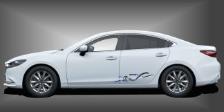 cooles Tattoo am Auto in Schwarz und Blau auf weißem Mazda 6