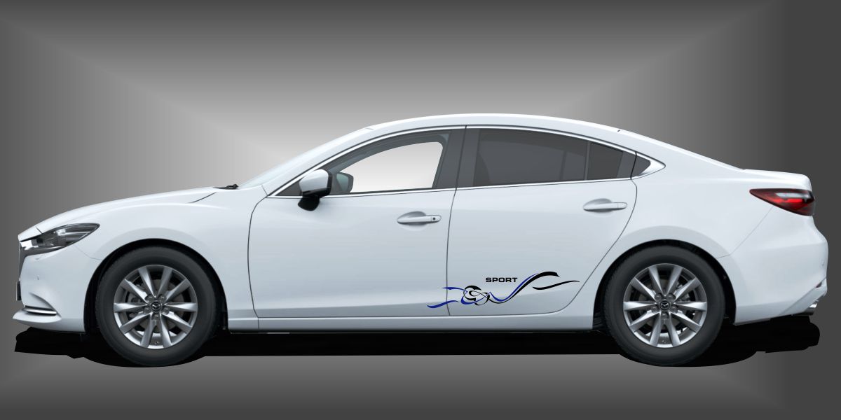 cooles Tattoo am Auto in Schwarz und Blau auf weißem Mazda 6