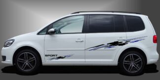 Decals in Schwarz und Blau auf weißem VW Touran