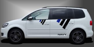 Design Folie Auto als sportlicher und cooler Rally-Streifen in Schwarz und Blau auf weißem VW Touran