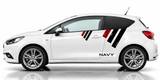 Design Folie in Schwarz und Dunkelrot auf einem weißen Opel Corsa