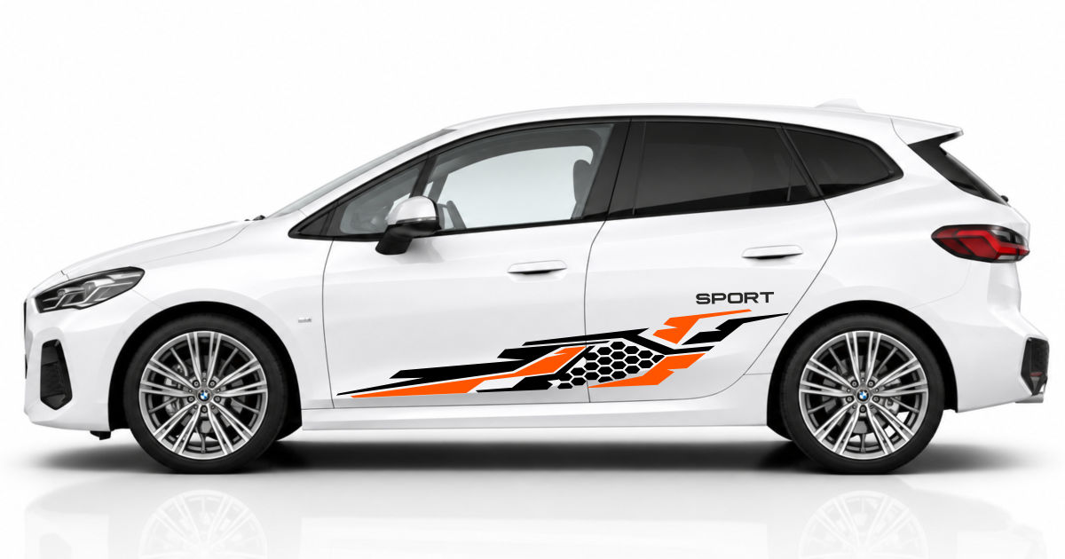 Foliendekor in Schwarz und Orange auf einem weißen BMW 2er Active Tourer