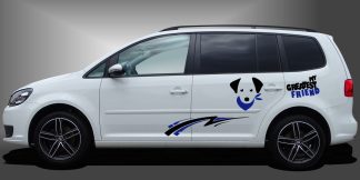 Hund Aufkleber als sportlicher und ausgefallener Car-Style in Schwarz und Blau auf weißem VW Touran