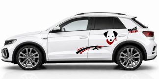 Hund Autoaufkleber in Schwarz und Dunkelrot auf einem weißen VW T-Roc