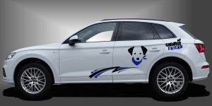 Hund Autoaufkleber als sportlicher und kreativer Autosticker in Schwarz und Blau auf weißem Audi Q5