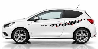 Karo Streifen Auto in Schwarz und Dunkelrot auf einem weißen Opel Corsa