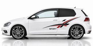 Karosserieaufkleber in Schwarz und Dunkelrot auf einem weißen VW Golf 7