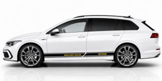 Karosseriestreifen am Auto in Schwarz und Gelb auf einem weißen Golf 8 Variant