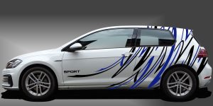 Kfz Aufkleber als sportlicher und origineller Autostreifen in Schwarz und Blau auf weißem VW Golf 7