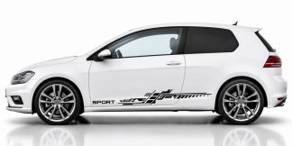 Klebefolie in Schwarz auf einem weißen VW Golf 7