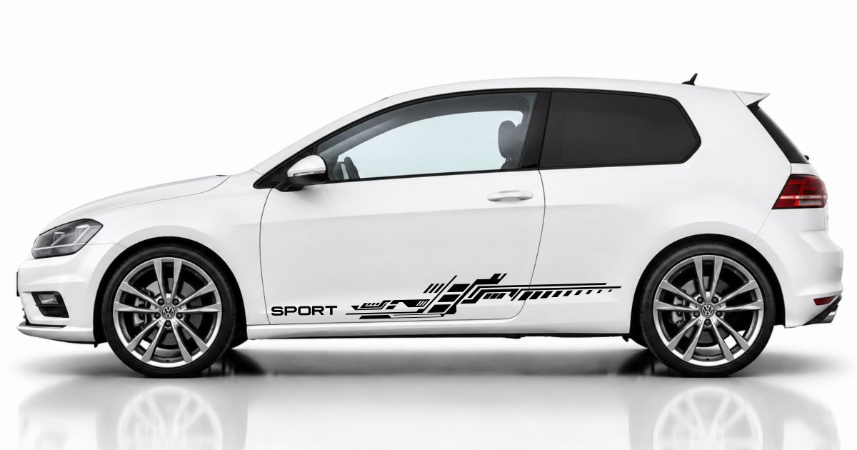 Klebefolie in Schwarz auf einem weißen VW Golf 7