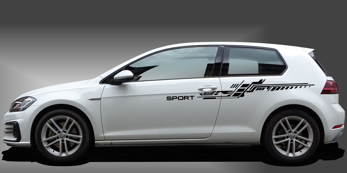 Klebefolie in Schwarz auf weißem VW Golf 7