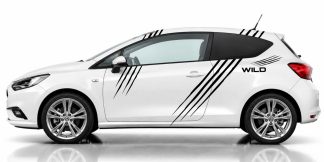 Krallen Aufkleber in Schwarz und Dunkelrot auf einem weißen Opel Corsa