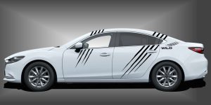 Kratzer Aufkleber als sportlicher und origineller Autostreifen in Schwarz auf weißem Mazda 6