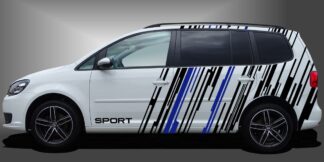 Motorsportdesign in Schwarz und Blau auf weißem VW Touran