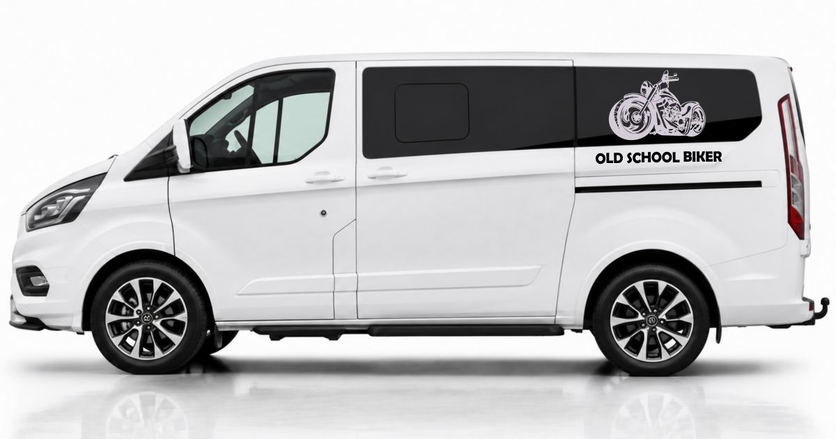 Old School Biker in Silber und Schwarz auf einem weißen Ford Tourneo Custom