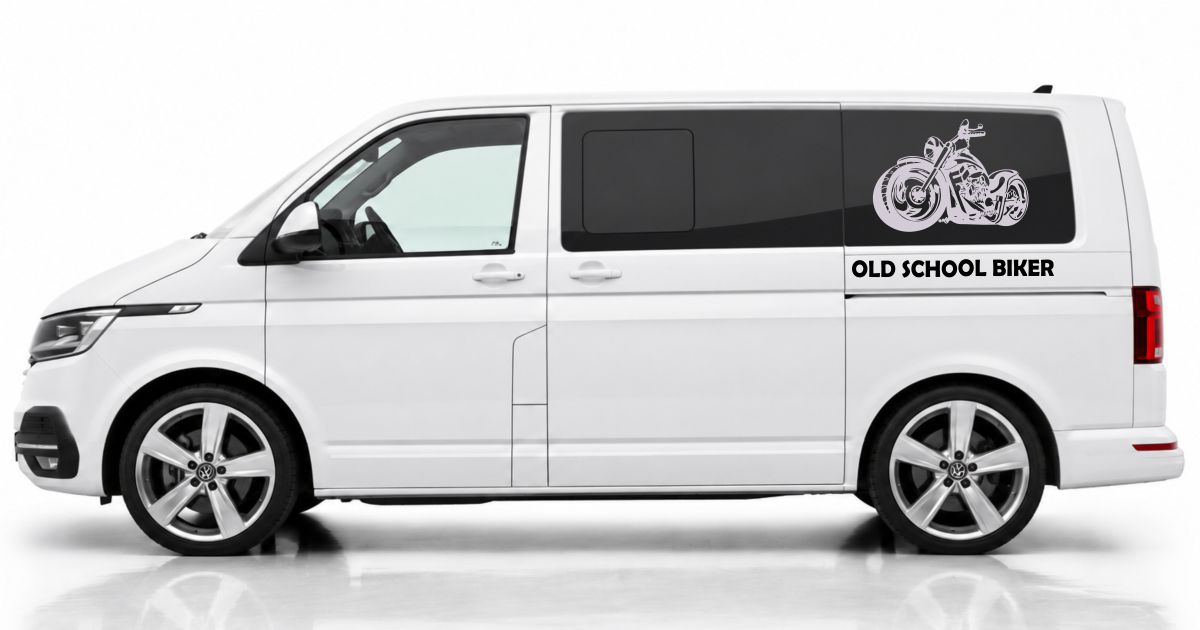 Old School Biker in Silber und Schwarz auf einem weißen VW T6