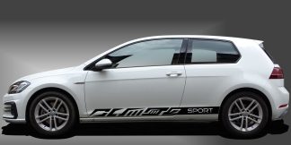 PKW Rennstreifen als sportlicher und cooler Rallystreifen in Schwarz auf weißem VW Golf 7