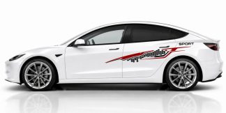 Racing Streifen in Schwarz und Dunkelrot auf einem weißen Tesla Model 3