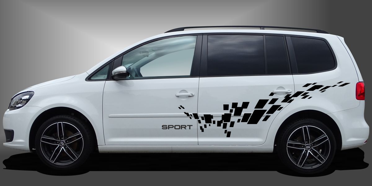 Racing Tuning in Schwarz auf weißem VW Touran