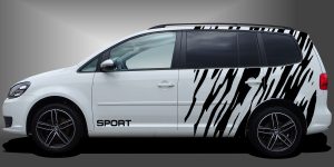 Rally in Schwarz auf weißem VW Touran