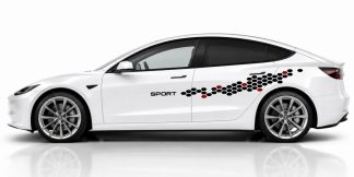 Rallye Streifen Karo in Schwarz und Dunkelrot auf einem weißen Tesla Model 3
