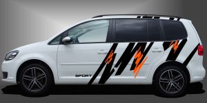 Rallystreifen als sportlicher und ausgefallener Carsticker in Schwarz und Orange auf weißem VW Touran