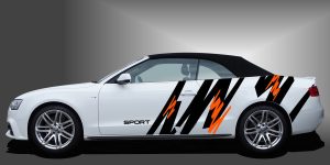 Rennstreifen als sportlicher und ausgefallener Auto-Streifen in Schwarz und Orange auf weißem Audi A3 Cabrio