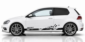 Schweller Aufkleber in Schwarz auf einem weißen VW Golf 7