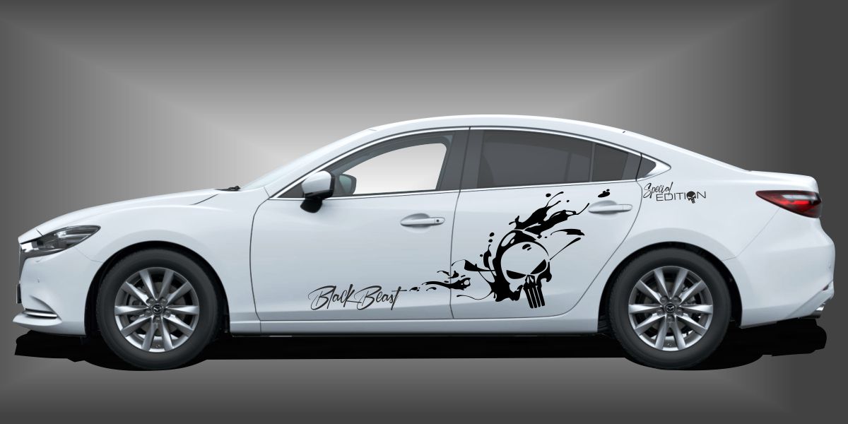 Skull Aufkleber in Schwarz auf weißem Mazda 6