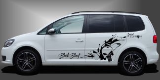 Skull Decals in Schwarz auf weißem VW Touran