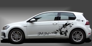 Skull Tattoo in Schwarz auf weißem VW Golf 7