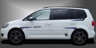 sportliche Rallyestreifen in Schwarz und Blau auf weißem VW Touran