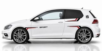 sportliche Seitenstreifen in Schwarz und Dunkelrot auf einem weißen VW Golf 7