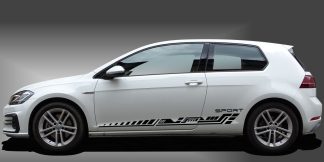 sportliche Sticker in Schwarz auf weißem VW Golf 7