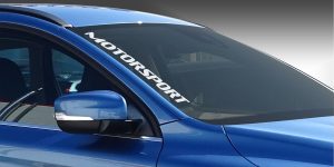 Sticker Aufkleber Frontscheibe als origineller und cooler Auto-Sticker in Weiß auf dunkelgrauer Frontscheibe