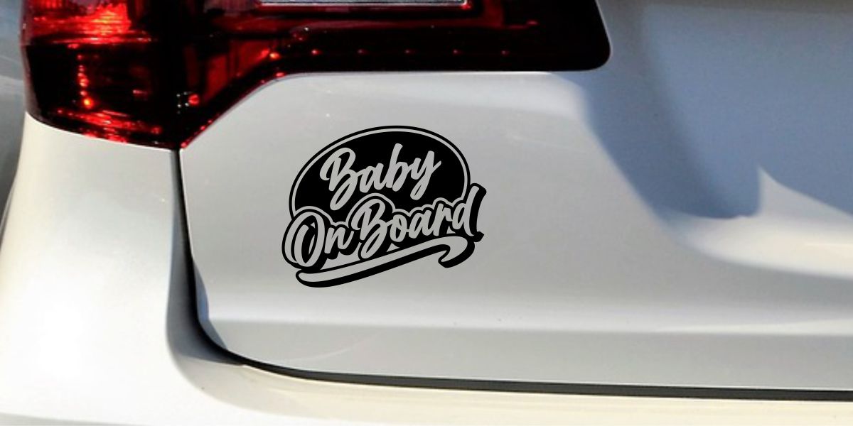 Sticker Baby on Board als originelles und attraktives Auto-Tattoo in Schwarz auf weißer Fahrzeug-Heckklappe
