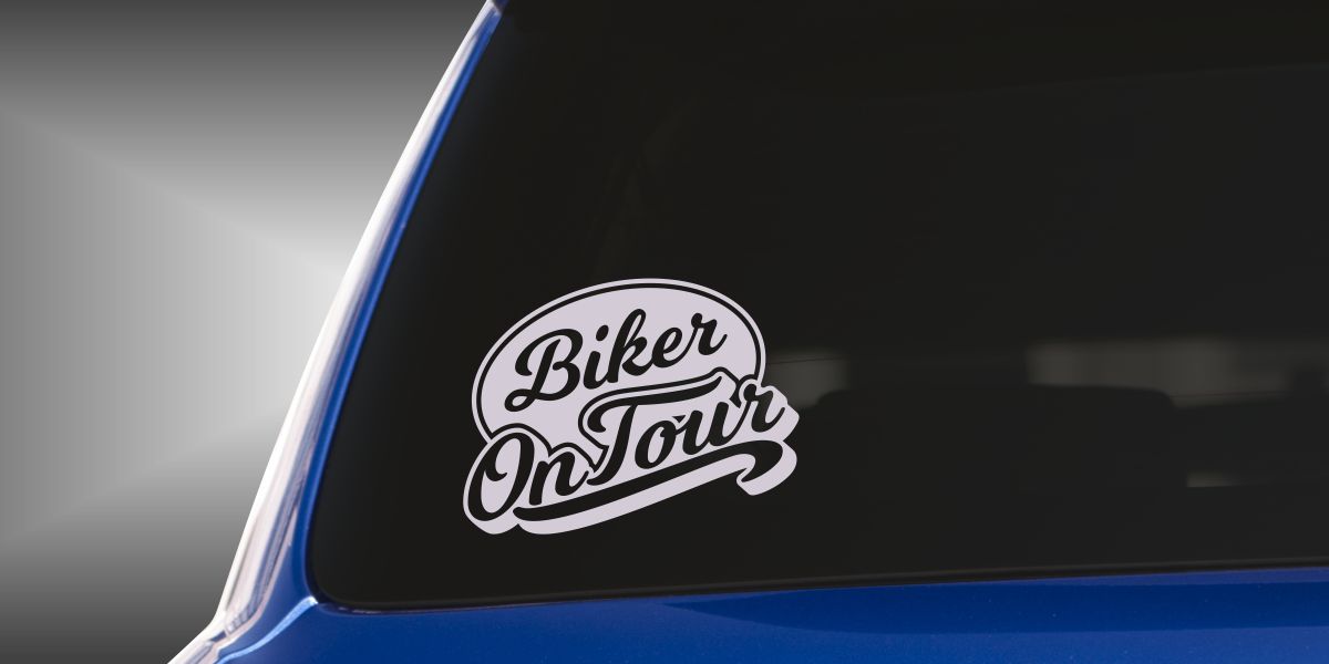 Sticker Biker on Tour als origineller und ausgefallener Carsticker in Silber auf schwarzer Heckscheibe