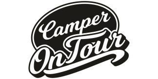 Sticker Camper on Tour als originelles und markantes Aufkleber-Motiv in Schwarz auf weißer glatter Fläche