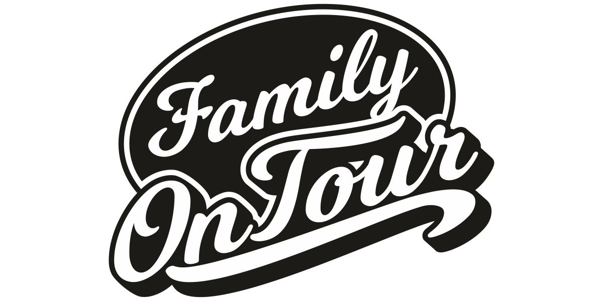 Sticker Family on Tour als originelles und großartiges Aufkleberdesign in Schwarz auf weißer glatter Fläche